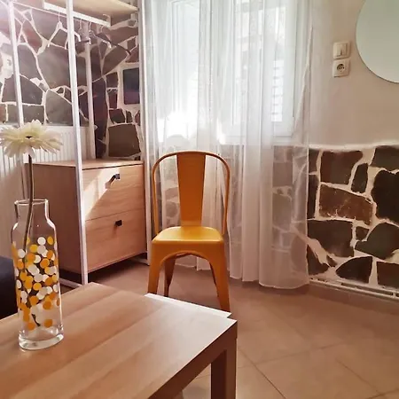 Port Yellow Stonehouse In The Centre Apartment Lavrion