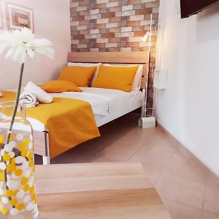 Port Yellow Stonehouse In The Centre Apartment