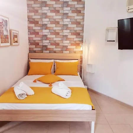 Port Yellow Stonehouse In The Centre Apartment *